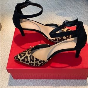 Back and leopards ankle buckle pumps
